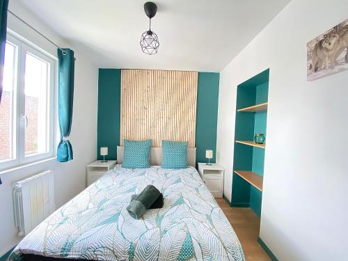 1 dormitorio con 1 cama con paredes azules en Duplex 2 Chambres - Secteur CHU de Rouen - Capacité 6 Personnes- WIFI, en Rouen