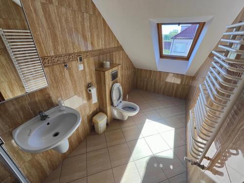 an overhead view of a bathroom with a sink and toilet at Pokoje gościnne u Izy in Tolkmicko
