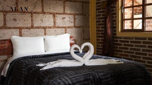 Una cama o camas en una habitación de Hotel y Cabañas Alan