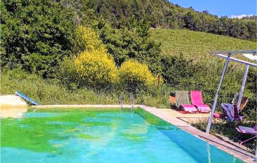una gran piscina con 2 sillas en Gorgeous Home In Vinsobres With Private Swimming Pool, Can Be Inside Or Outside, en Vinsobres