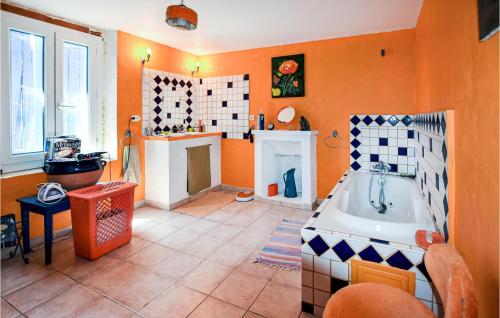 y baño con paredes de color naranja y bañera. en Gorgeous Home In Vinsobres With Private Swimming Pool, Can Be Inside Or Outside, en Vinsobres