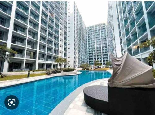 una piscina en una ciudad con edificios altos en Shore 2 Staycation - Near Mall of Asia and Casinos en Manila