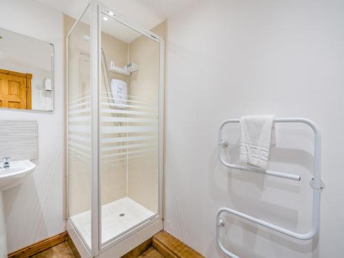 W łazience znajduje się prysznic i umywalka. w obiekcie Ben Ma Cree w mieście Portpatrick