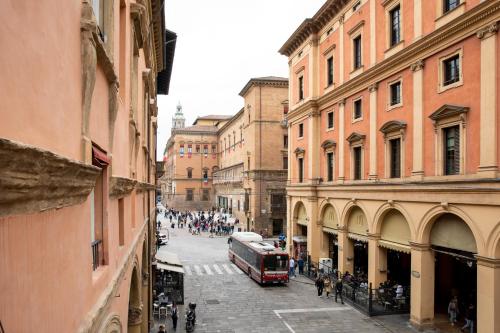 波隆那的住宿－Palazzo Scappi Gardi Luxury Apartments，享有城市街道的公交车美景