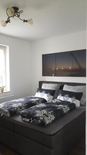 Postel nebo postele na pokoji v ubytování SeenSucht & Urlaubsträume, Ferienwohnung "Seerose"