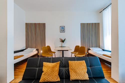 een woonkamer met een bank en een tafel en stoelen bij My city apartment-Vienna Familyroom in Wenen