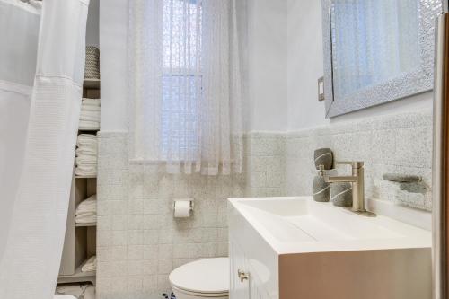 Ένα μπάνιο στο Historic Georgetown Townhome Walkable Location!