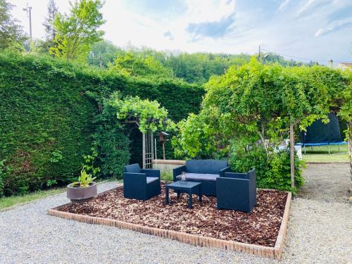 アクサにあるPrivate riverside villa with breathtaking viewsの庭園(青い椅子2脚、テーブル付)