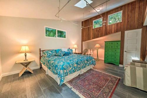 een slaapkamer met een bed en een groene deur bij 4BR Private Beach Access Upscale Cottage with Grill and Paddle Boards in Englewood