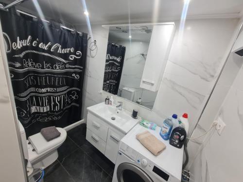 uma casa de banho com um lavatório, um WC e um espelho. em Luxury apartment in Sepolia em Atenas