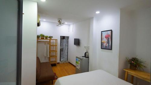 a small room with a bed and a kitchen at Language Exchange Hotel 3 in Ho Chi Minh City
