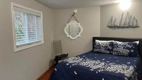 1 dormitorio con cama y espejo en la pared en Unique Waterfront Cottage 34 Mi To Mt Rainier, en Eatonville