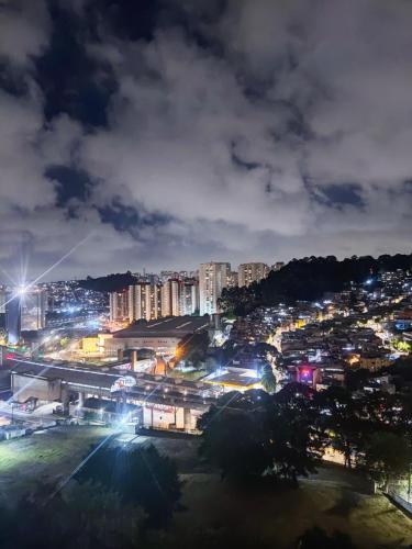 miasto oświetlone w nocy światłami w obiekcie Apartamento Metrô Giovanni Gronchi - Expo Transamérica - Vibra São Paulo - Autódromo w São Paulo