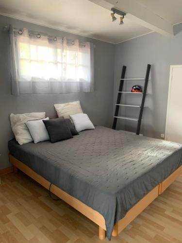 - une chambre avec un grand lit doté d'oreillers et d'une échelle dans l'établissement Maison avec piscine Labenne Océan, à Labenne