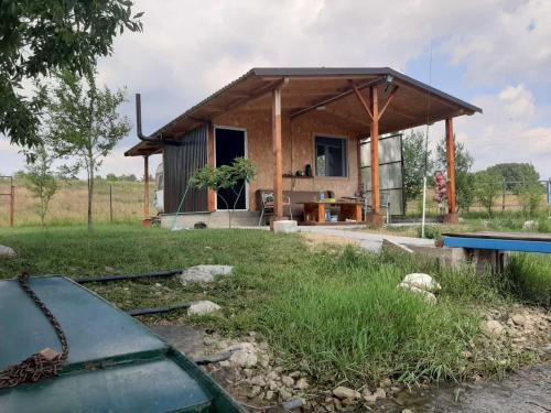 ein kleines Haus inmitten eines Feldes in der Unterkunft Kapitalac in Banatska Palanka