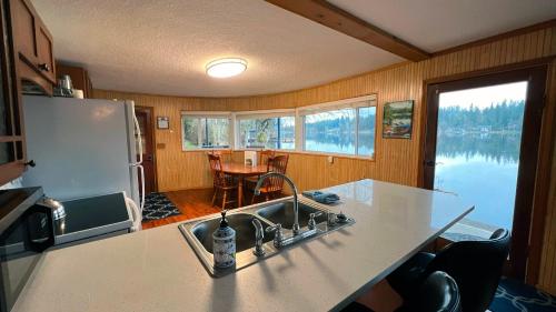 cocina con fregadero y vistas al lago en Unique Waterfront Cottage 34 Mi To Mt Rainier, en Eatonville