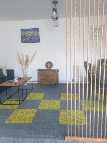 a living room with a hammock in a room at Casuta din Gradina in Horezu