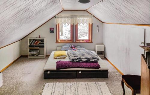 En eller flere senger på et rom på Awesome Home In Flekkefjord With Wifi