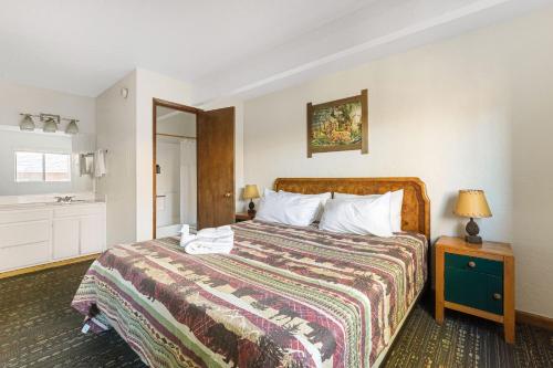 Habitación de hotel con cama y baño en 02- American Black Bear At Village Suites Inn en Big Bear Lake