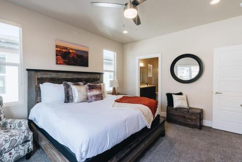 1 dormitorio con 1 cama grande y espejo en Grand Canyon-4bed,3bath,hot tub, en Hildale
