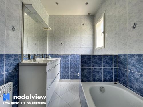 une salle de bain avec une baignoire et un lavabo dans l'établissement Villa Azurella, à Villeneuve-Loubet