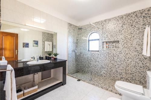 a large bathroom with a sink and a shower at Casa do Mar Beach & Country Algarve in Lagoa