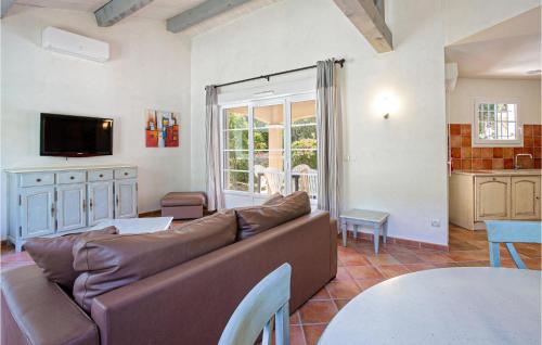 un salon avec un canapé et une table dans l'établissement Lovely Home In Callian With Wifi, à Callian