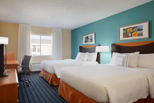 um quarto de hotel com duas camas e uma televisão em Fairfield Inn & Suites Youngstown Boardman Poland em Poland