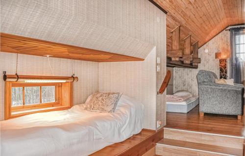 1 dormitorio con cama, ventana y silla en Amazing Home In ml With Wifi en Åmål