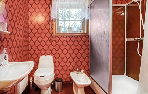 La salle de bains est pourvue de toilettes, d'un lavabo et d'une douche. dans l'établissement Amazing Home In ml With Wifi, à Åmål