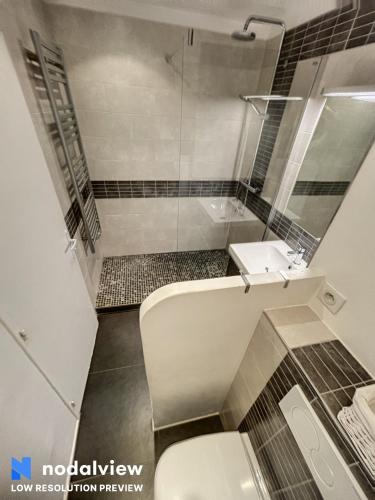 une salle de bain avec une douche, des toilettes et un lavabo dans l'établissement Perle D'Azur - Marina Baie des Anges, à Villeneuve-Loubet