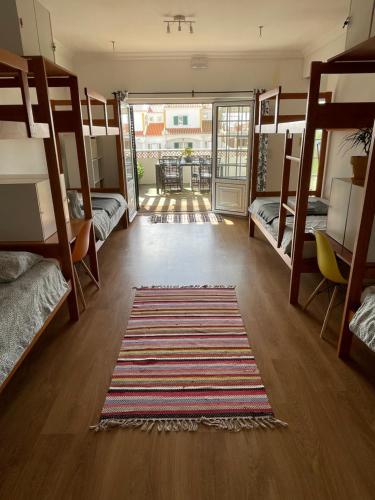 سرير بطابقين أو أسرّة بطابقين في غرفة في Lalita Ocean Triple Private Room