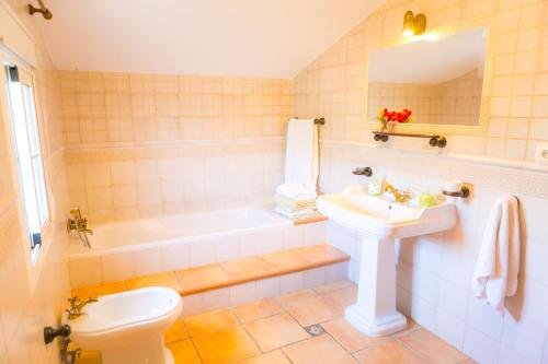 y baño con lavabo, aseo y bañera. en Casa Lo Pinto Private Pool Villa South of El Torcal, en La Joya