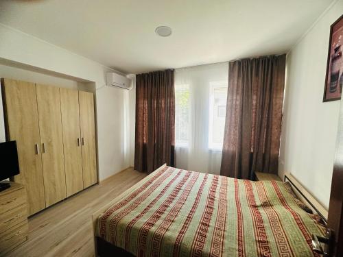 1 dormitorio con 1 cama, TV y ventana en Private House, en Beregovo