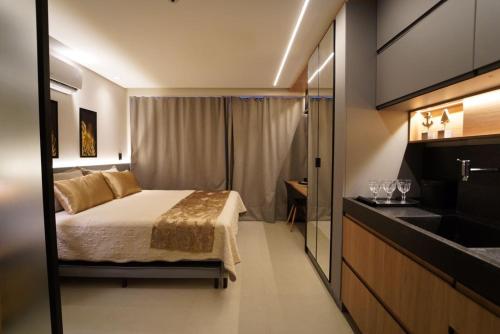 um quarto de hotel com uma cama e um lavatório em Get One - Bessa em João Pessoa