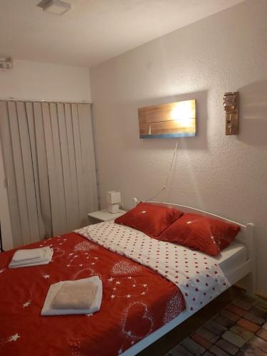Postel nebo postele na pokoji v ubytování Apartmani Sladojević
