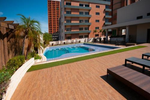 - une piscine au milieu d'un bâtiment dans l'établissement Granados Park Hotel, à Asuncion