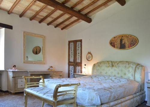 una camera con letto, scrivania e sedia di San Valentino Castle near Todi ad Acqualoreto