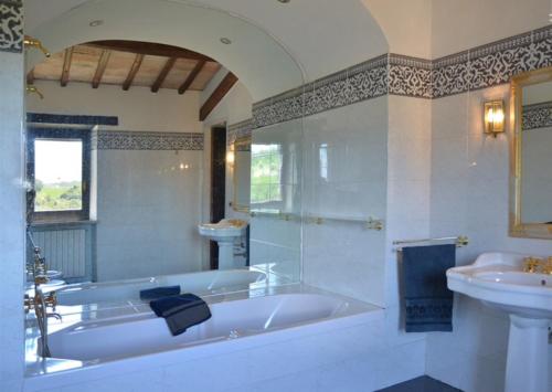 un ampio bagno con vasca e lavandino di San Valentino Castle near Todi ad Acqualoreto