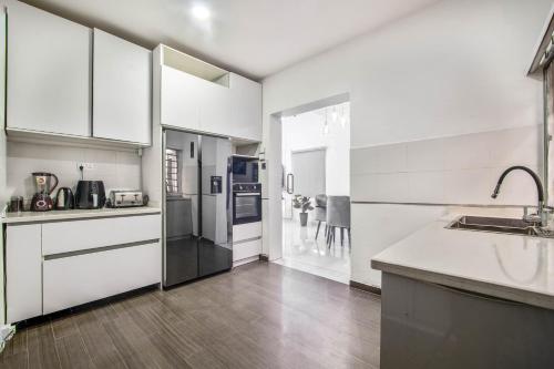 Kuchyň nebo kuchyňský kout v ubytování Gorgeous Short-let Apartment Lekki