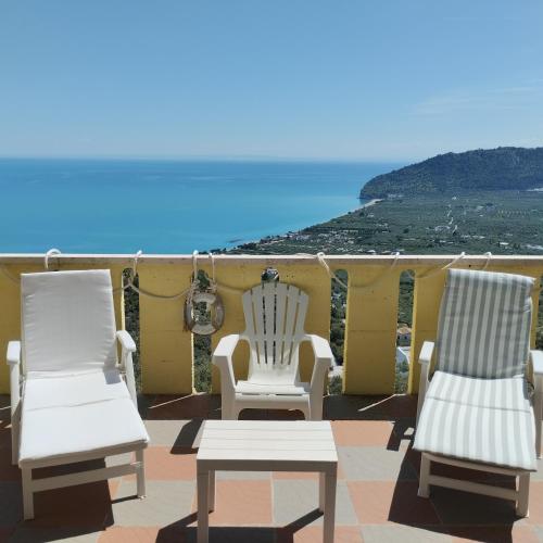 馬蒂納塔的住宿－Diomede Holiday Home，庭院里设有两把白色的椅子和一张桌子
