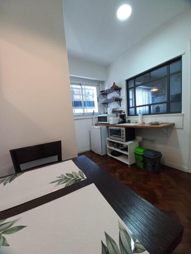 a living room with a table and a kitchen at Acogedor apartamento céntrico. Obelisco. in Buenos Aires