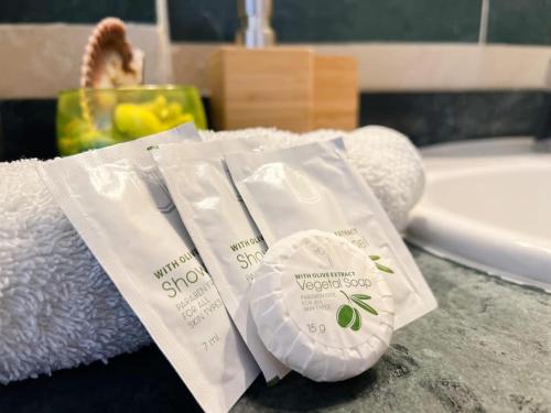 deux brosses à dents et des serviettes sur un comptoir dans une salle de bain dans l'établissement Dream House, à Callao Salvaje