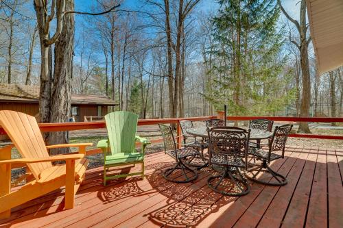 Gallery image of Cozy Pocono Lake Cottage with Fire Pit and Ping Pong! in Pocono Lake