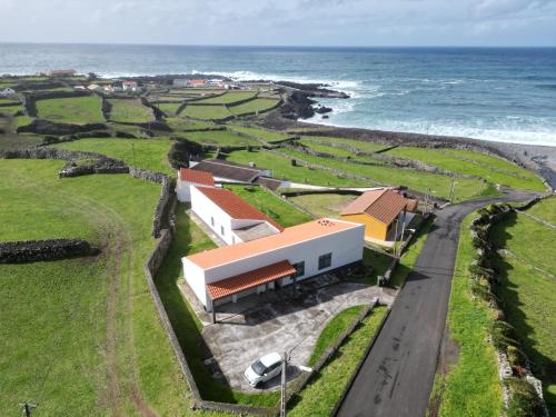 - une vue aérienne sur un bâtiment à côté de l'océan dans l'établissement Oceanus, à Faja Grande