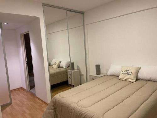 Un pat sau paturi într-o cameră la Departamento 2 amb Villa Urquiza