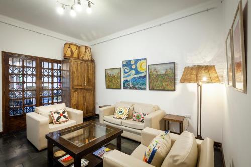 a living room with couches and a coffee table at Posada de Rosas in Mendoza