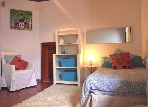 - une chambre avec un lit et une chaise dans l'établissement Duplex 3 dormitorios con parking privado, à Costa Teguise