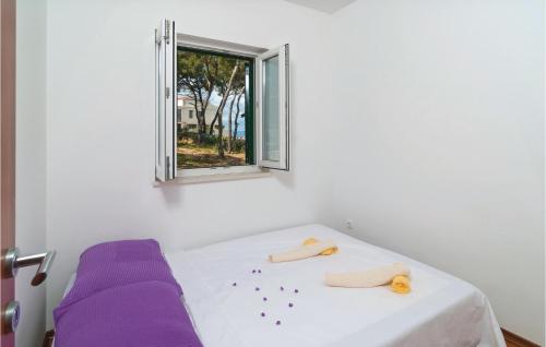 ein weißes Zimmer mit einem Bett und einem Fenster in der Unterkunft Pet Friendly Apartment In Sutivan With House Sea View in Sutivan