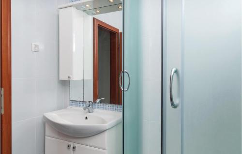 a bathroom with a sink and a mirror at Pet Friendly Apartment In Sutivan With House Sea View in Sutivan